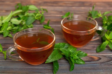 Arka planda bir fincan nane çayı. Fotokopi alanı ile taze nane görünümlü yeşil çay.