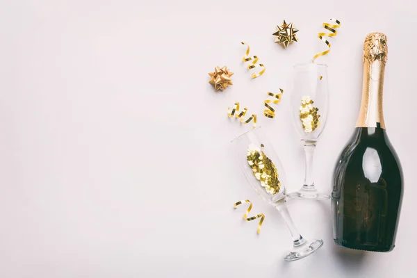 Fles Champagne Met Glazen Kleurrijke Confetti Gekleurde Achtergrond Bovenaanzicht Flay — Stockfoto