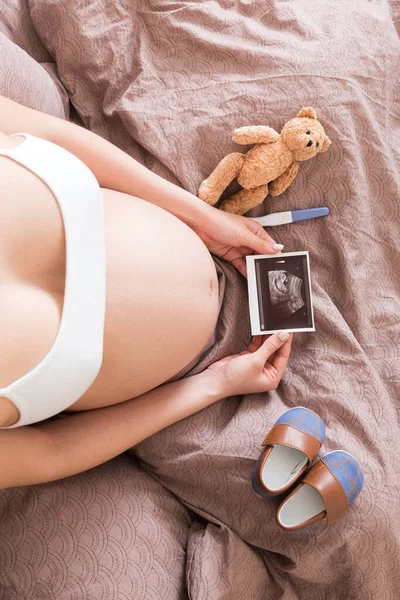 Femme Enceinte Assise Sur Lit Regardant Photo Échographie Son Bébé — Photo