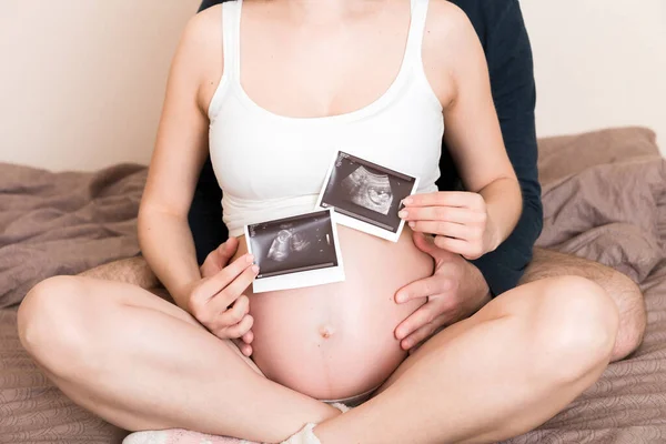 Portrét Mladého Šťastného Manželského Páru Drží Ultrazvukový Snímek Různí Muži — Stock fotografie