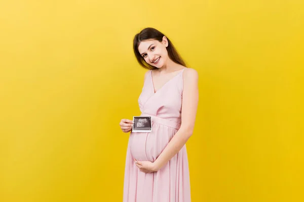 Симпатичная Беременная Леди Детской Сонографией Цветном Фоне Концепция Беременности Гинекологии — стоковое фото