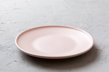 Çimento arka planında boş pembe plaka manzarası. Tasarımın için boş boşluk.