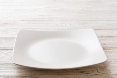 Ahşap zemindeki boş kare plakanın perspektif görüntüsü. Tasarımın için boş boşluk.