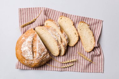 Doğal arka planda peçeteyle taze pişmiş ekmek dilimleri. Üst görünüm Dilimlenmiş ekmek.