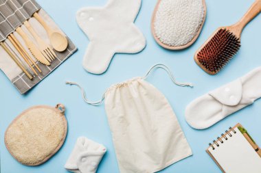 Sıfır atık. Çevre dostu günlük aksesuarlar. en üstteki görünüm.