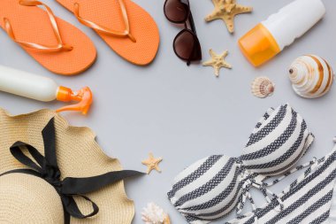 Kadın mayo ve plaj aksesuarları renkli arka plan yaz seyahati konseptine düz bir görünüm kazandırıyordu. Bikini mayo, hasır şapka ve deniz topuklu ayakkabı. Üst görünümü kopyala.
