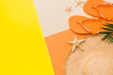 Yaz tatili konsepti düzdü. Hasır şapka plaj aksesuarları ve ters dönmüş üst manzara. Mesaj için yer var. seyahat kavramı.