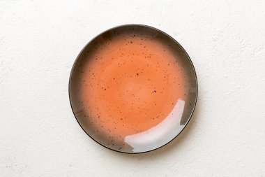 Beton zemin üzerinde boş kırmızı plaka üst görünümü. Tasarımın için boş boşluk.