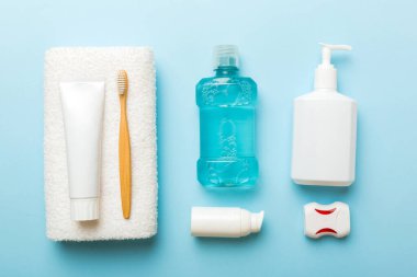 Banyo ürünleri için model düz yatak, spa jileti, diş macunu, sabun, jöle ve diğer çeşitli aksesuarlar. Cilt sağlığı için kozmetik. Logonuz için Bath Mockup.