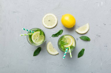 Caipirinha, Mojito kokteyli, limonlu votka veya soda, masa arkasında nane ve saman. Naneli, limonlu, cam manzaralı, ferahlatıcı bir içecek..