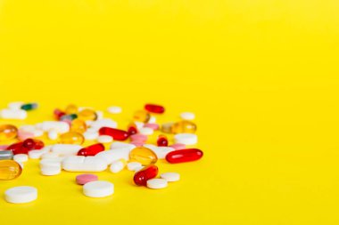 Bir çok farklı renkli ilaç ve hapların bakış açısı farklı. Renkli arkaplanda bir sürü hap.