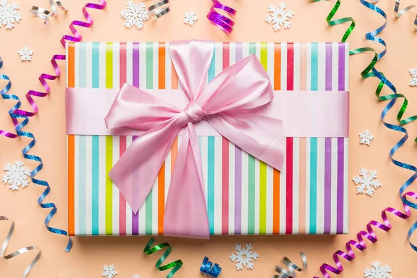 Noel kompozisyonu. Renkli arka planda yeni yıl süslemeleri olan hediye kutusu. Noel, kış, yeni yıl konsepti. Düz konum, üst görünüm, kopyalama alanı.