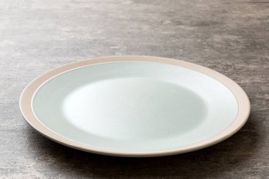 Ahşap zemin üzerinde boş ışık plakası perspektifi. Tasarımın için boş boşluk.