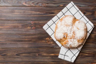 Peçetenin üstünde taze taze taze ekmek, üst manzara. Sağlıklı mayasız ekmek. Fransız ekmeği. Üst görünüm Fırın ürünleri.