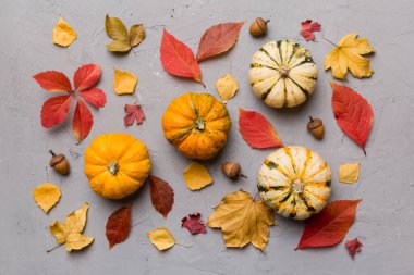 Sonbahar kompozisyonu. Masadaki kurumuş yapraklar ve diğer tasarım aksesuarlarından oluşan desen. Düz yatış, üst görünüm.