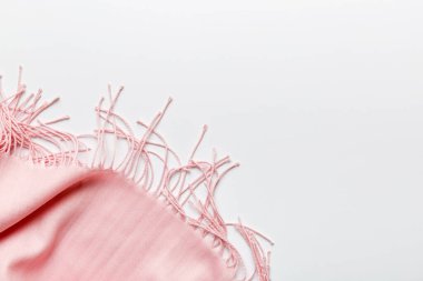 Sonbahar kompozisyonu. Süveter, ekose, arka planda sonbahar yaprakları. Düz konum, üst görünüm, kopyalama alanı