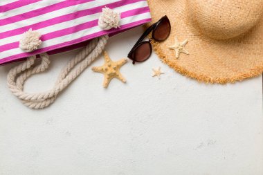 Yaz tatili konsepti düzdü. Plaj aksesuarları ve havlunun üstü. Mesaj için yer var. seyahat kavramı.