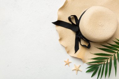 Yaz tatili. Hasır şapka ve tropikal yapraklı yaz konsepti. Düz konum, üst görünüm, kopyalama alanı.