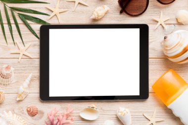 Renkli arka planda tablet ve plaj aksesuarlarıyla düz kompozisyon. Boş ekran ile tablet bilgisayarı kopyalama alanı ile maket.