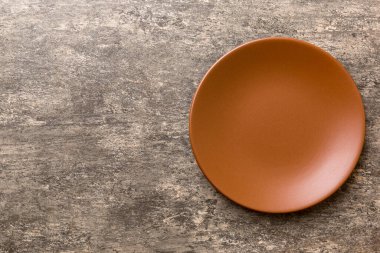 Çimento arka planındaki boş plakanın üst görünümü. Tasarımın için boş boşluk.