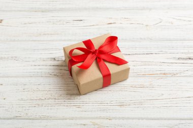 Paketlenmiş Noel ya da renkli kurdeleli el yapımı el yapımı diğer Noel hediyeleri. Hediye kutusu, hediye süslemesi, kopya alanı ile üst görünüm.