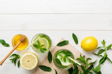 Caipirinha, Mojito kokteyli, limonlu votka veya soda, masa arkasında nane ve saman. Naneli, limonlu, cam manzaralı, ferahlatıcı bir içecek..