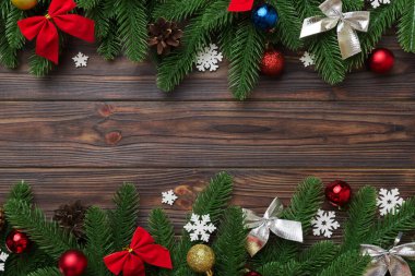 Noel arkaplanı, köknar dalları ve Noel süslemeleri. Üst görünüm, metin için boşluk kopyala.