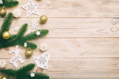 Noel arkaplanı, köknar dalları ve Noel süslemeleri. Üst görünüm, metin için boşluk kopyala.