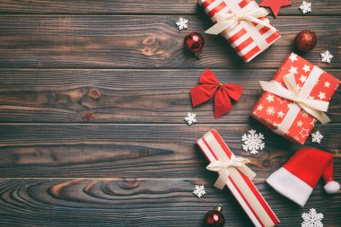 Yeni yıl kompozisyonu. Hediye kutularıyla Noel dekorasyonu. Kopyalama alanı olan üst görünüm.