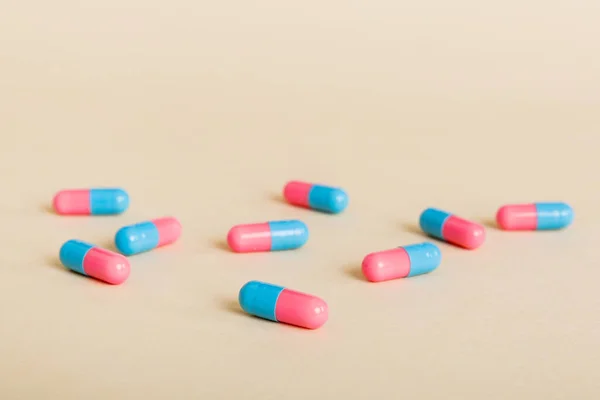 Hromada Růžových Modrých Pilulek Barevném Pozadí Tablety Roztroušené Stole Hromada — Stock fotografie