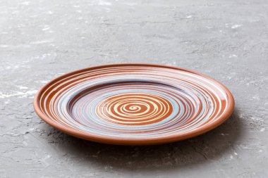 Çimento arka planındaki boş renkli plakanın perspektif görüntüsü. Tasarımın için boş boşluk.