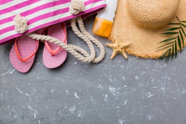 Yaz tatili konsepti düzdü. Hasır şapka plaj aksesuarları ve havlunun üstü. Mesaj için yer var. seyahat kavramı.