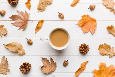 Sonbahar yapraklı bir fincan kakao soyut natürmort yaşam üst görünüm kopyalama alanı.