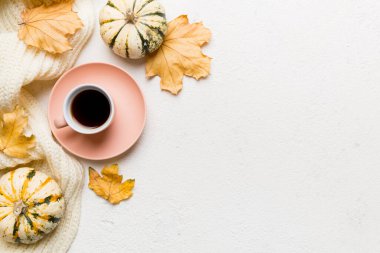 Renkli sonbahar kahve fincanı ve renkli yapraklarla bezenmiş düz bir kompozisyon. en üstteki görünüm.