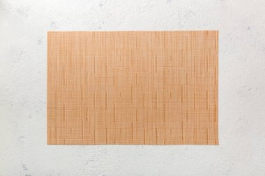 Çimento arka planında yemek için açık masa örtüsünün üst görüntüsü. Tasarımın için boş boşluk.