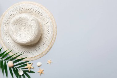 Yaz tatili. Hasır şapka ve tropikal yapraklı yaz konsepti. Düz konum, üst görünüm, kopyalama alanı.