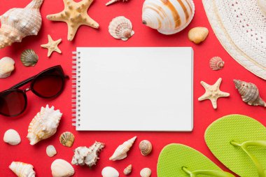 Arka planda plaj aksesuarları olan boş bir kitap, kopyalama alanı. Kopyalama alanı olan düz.