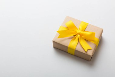 Paketlenmiş Noel ya da renkli kurdeleli el yapımı el yapımı diğer Noel hediyeleri. Hediye kutusu, hediye süslemesi, kopya alanı ile üst görünüm.