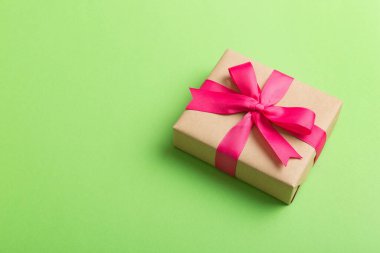 Paketlenmiş Noel ya da renkli kurdeleli el yapımı el yapımı diğer Noel hediyeleri. Hediye kutusu, hediye süslemesi, kopya alanı ile üst görünüm.