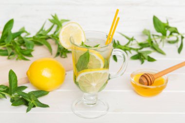 Mojito kokteyli. Limonlu, limonlu ve naneli mojito kokteylini uzun bir bardakta sopayla tazeliyorum..