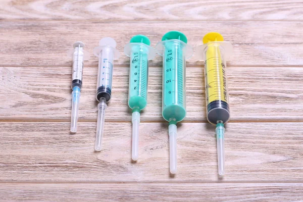 Draufsicht Auf Viele Zur Injektion Vorbereitete Spritzen Auf Hölzernem Hintergrund — Stockfoto