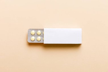 Boş Beyaz Ürün Paket Model Kutusu. Kabarcık görünümlü boş ilaç kutusunu aç.