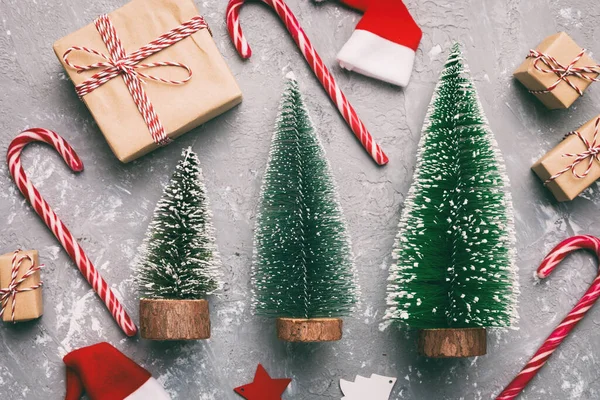 Επίπεδη Σύνθεση Lay Χριστουγεννιάτικα Δέντρα Στο Φόντο Χρώμα Κάτοψη Χώρο — Φωτογραφία Αρχείου