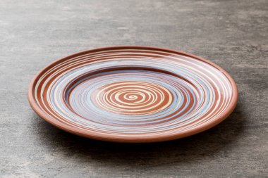 Çimento arka planındaki boş renkli plakanın perspektif görüntüsü. Tasarımın için boş boşluk.