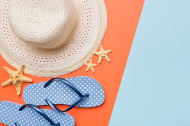 Yaz tatili konsepti düzdü. Hasır şapka plaj aksesuarları ve ters dönmüş üst manzara. Mesaj için yer var. seyahat kavramı.