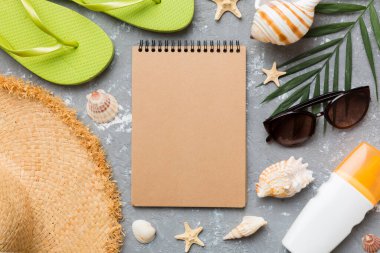 Arka planda plaj aksesuarları olan boş bir kitap, kopyalama alanı. Kopyalama alanı olan düz.