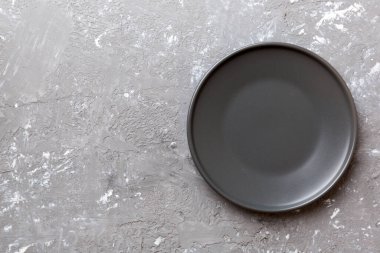 Çimento arka planındaki siyah plakanın üst görüntüsü. Tasarımın için boş boşluk.