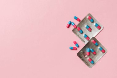 Masa arkasında koruyucu yüz maskeleri, cerrahi maskeler, ilaç hapları ve termometre. Coronavirus hastalığı. Corona virüsü konsepti. Metin için boşluk.