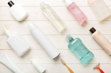 Banyo ürünleri için model düz yatak, spa jileti, diş macunu, sabun, jöle ve diğer çeşitli aksesuarlar. Cilt sağlığı için kozmetik. Logonuz için Bath Mockup.