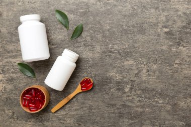 farklı ilaçlar ve ilaç şişesi sağlık hizmeti ve tıbbi destek hapları. Vitamin hapları. Masa arkasında renkli haplar olan bir şişe. Multivitaminler.